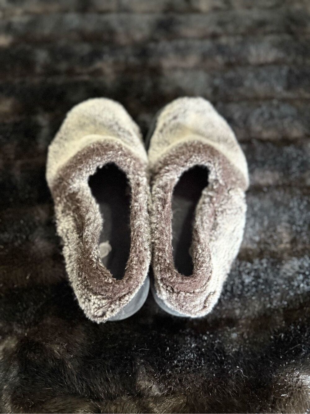 Acorn Women’s Slippers Size 8-9 Black gray faux fur Multi